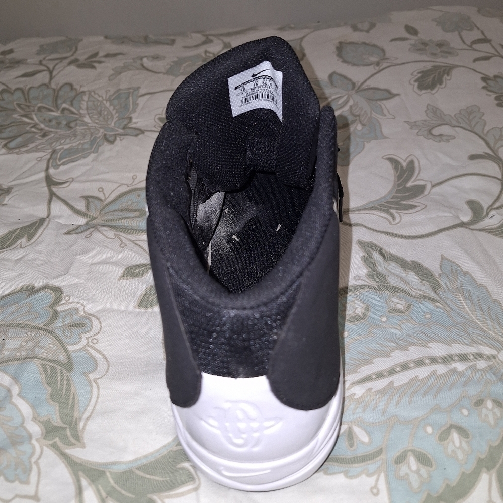 A pair of Nike Hurache baseball shoes. Like new condition. In a mens size 16. - Picture 6 of 11